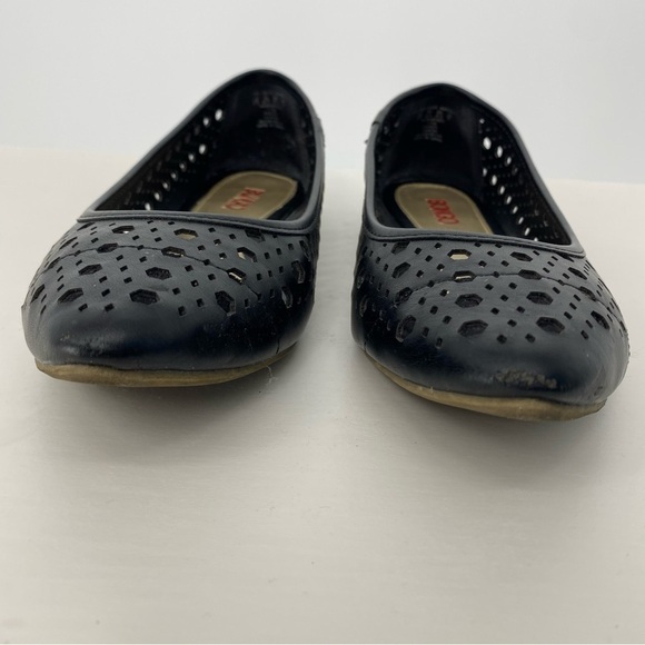 Bongo Frenzy circle laser cut black pointed toe ballet flats, 8.5M - Picture 6 of 12